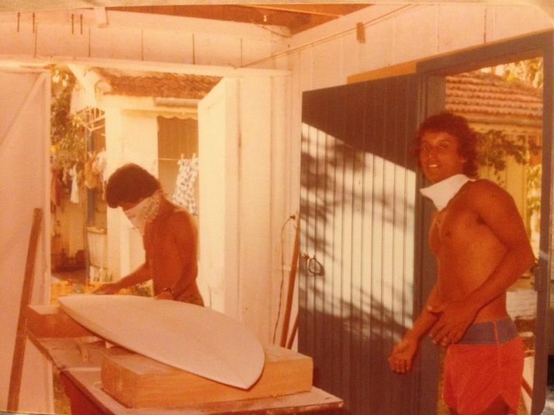 Sala de shape do Henrique, circa 1975. Na foto Henrique Tavares e George Martins