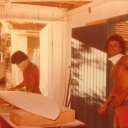 Sala de shape do Henrique, circa 1975. Na foto Henrique Tavares e George Martins